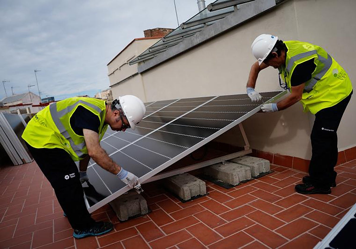 Colocación de paneles solares en una azotea en Barcelona