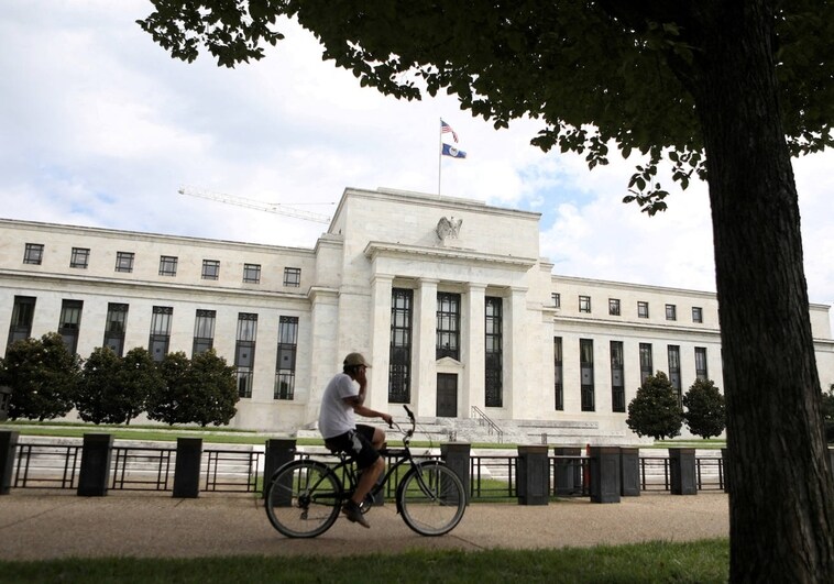 Un ciclista ante el edificio de la Reserva Federal en Washington