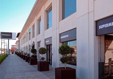 El Corte Inglés traspasa a Carrefour medio centenar de establecimientos Supercor por 60 millones de euros