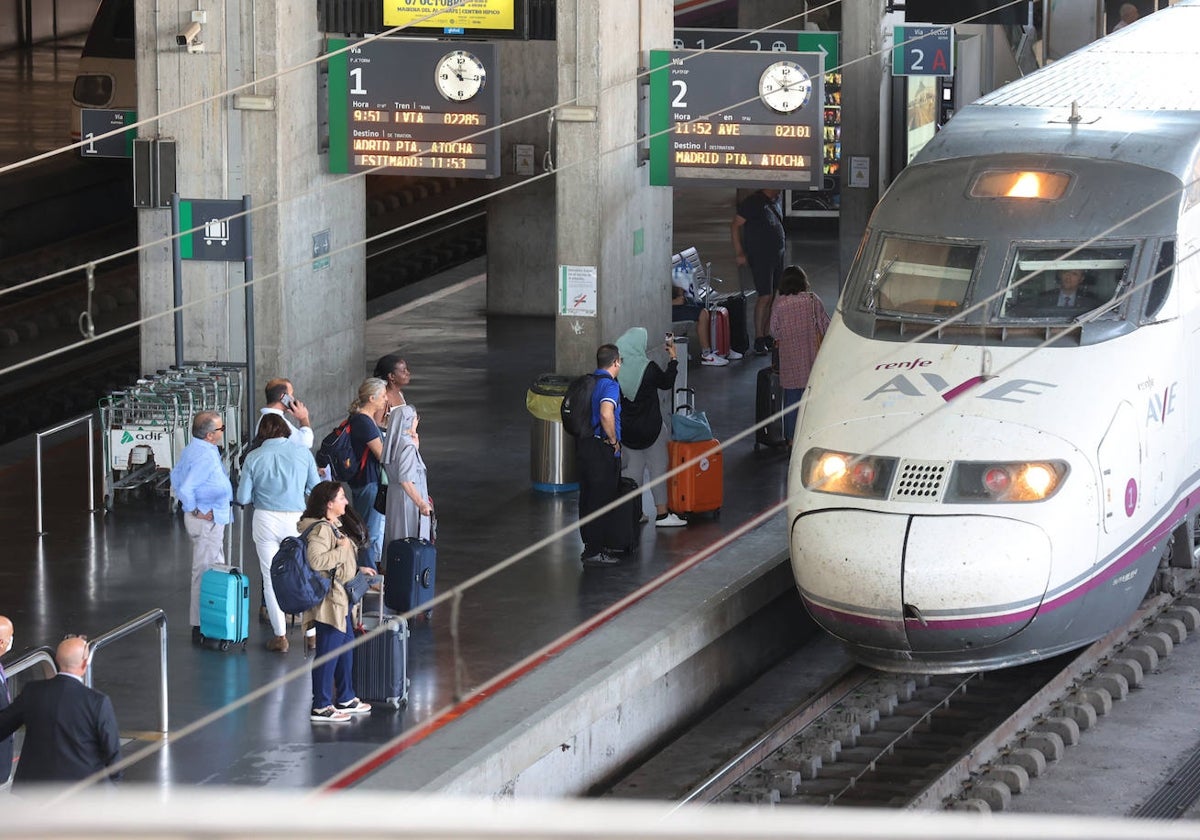 Viajeros esperan para subir en un tren AVE de Renfe