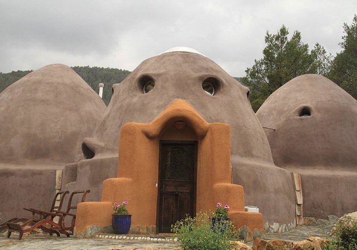 Casa ecológica con siete cúpulas realizada por Ecodome en superadobe, en Arañuel, Castellón