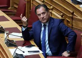 Adonis Georgiadi, el ministro griego que se enfrenta en redes sociales a Yolanda Díaz