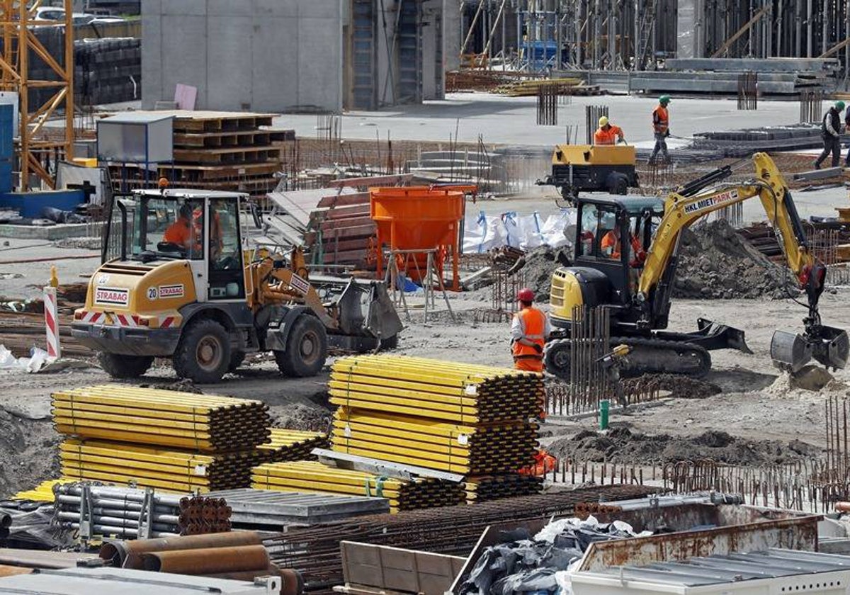 Operarios trabajan en una zona de construcción en Alemania