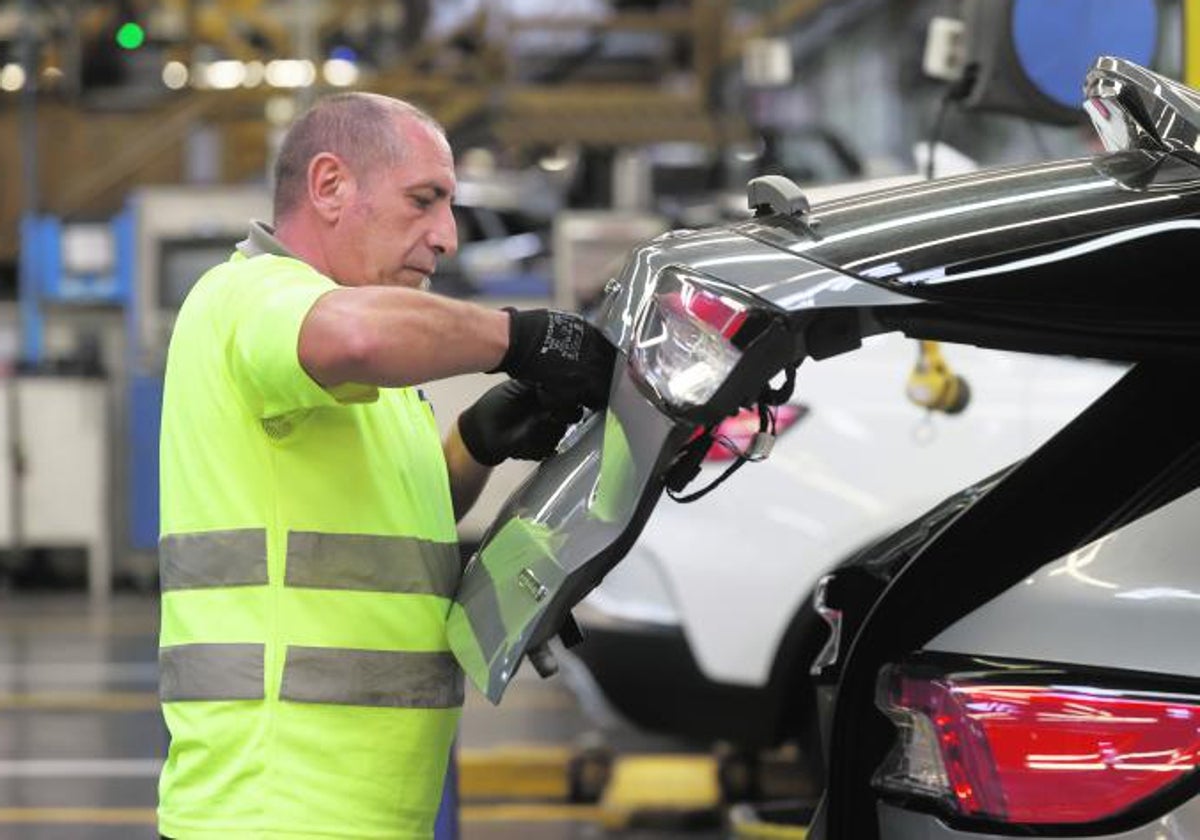 Un trabajador en la fábrica de Ford en Almussafes