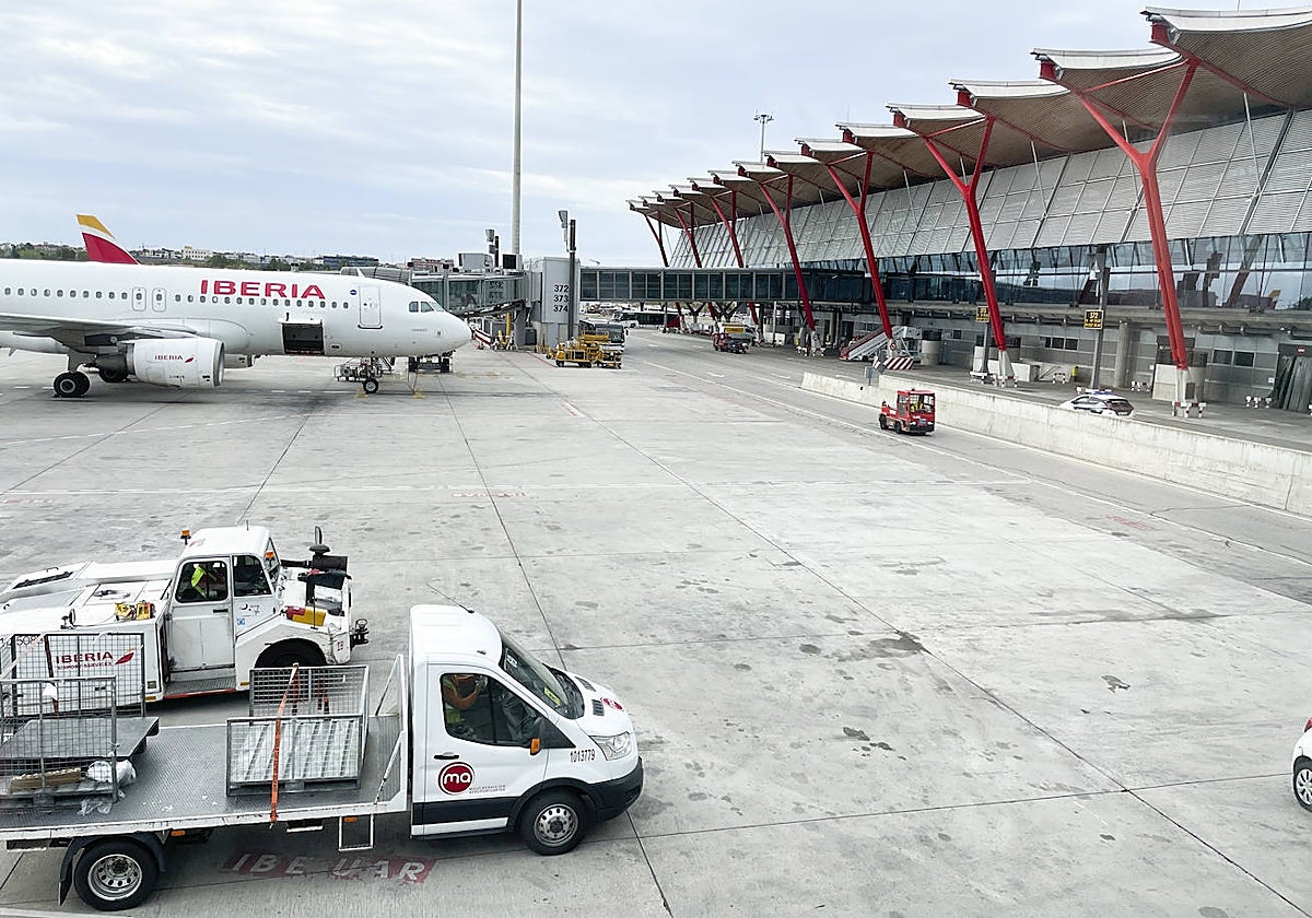 Avión de Iberia en el aeropuerto Adolfo-Suarez Madrid Barajas
