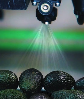 Imagen secundaria 2 - Los frutos rojos tienen una vida corta poscosecha debido a su alta actividad respiratoria, lo que provoca un deterioro fisiológico durante el transporte y almacenamiento, por ello el CSIC ha probado fórmulas innovadoras con estos productos. Una nevera con uno de los sobres de Naturpod. Son unas arcillas que se mezclan y se presentan en formato granular y a las que se les añade un potente oxidante natural para absorber el gas etileno y a alargar la vida útil de las piezas de fruta. La tecnología de Agrofresh ha permitido prevenir la pulpa gris y la decoloración del aguacate, además de reducir los residuos y mejorar el envasado. También ayuda a soportar las fluctuaciones de temperatura y evitar lesiones de enfriamiento interno