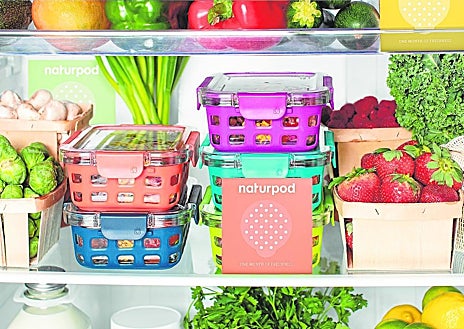 Imagen secundaria 1 - Los frutos rojos tienen una vida corta poscosecha debido a su alta actividad respiratoria, lo que provoca un deterioro fisiológico durante el transporte y almacenamiento, por ello el CSIC ha probado fórmulas innovadoras con estos productos. Una nevera con uno de los sobres de Naturpod. Son unas arcillas que se mezclan y se presentan en formato granular y a las que se les añade un potente oxidante natural para absorber el gas etileno y a alargar la vida útil de las piezas de fruta. La tecnología de Agrofresh ha permitido prevenir la pulpa gris y la decoloración del aguacate, además de reducir los residuos y mejorar el envasado. También ayuda a soportar las fluctuaciones de temperatura y evitar lesiones de enfriamiento interno