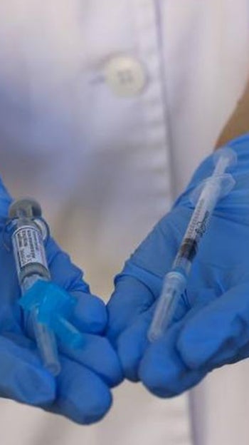 Una sanitaria en un hospital de L'Hospitalet de Llobregat (Barcelona)