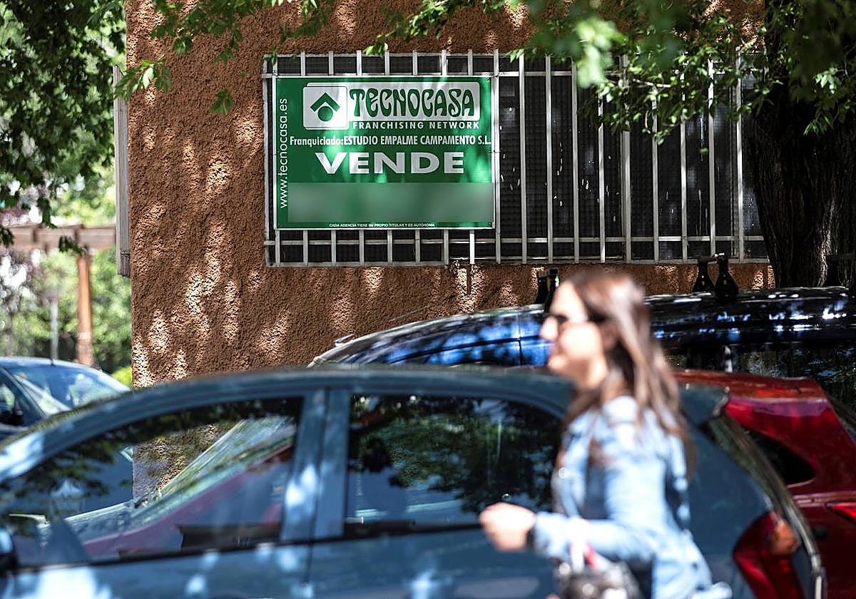Cartel de 'se vende' en una vivienda. (Archivo)