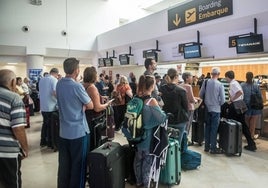 El Parlamento Europeo pide revisar la norma que permite a las aerolíneas cobrar por el equipaje de mano