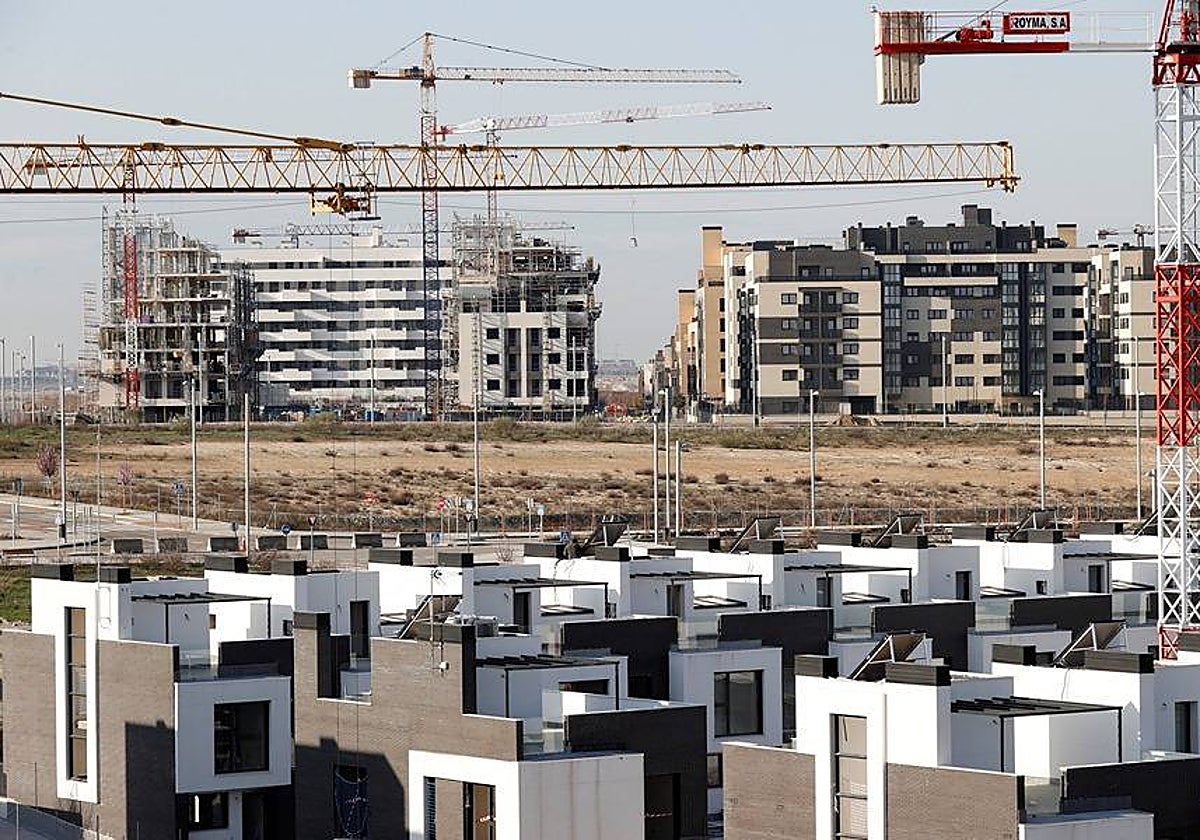 Vista de varios bloques de viviendas en construcción en el barrio madrileño de El Cañaveral