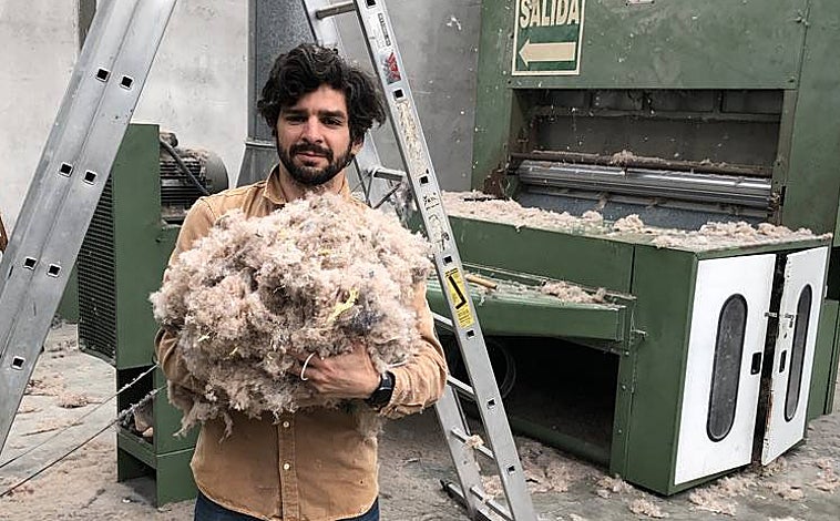Imagen principal - Arriba, Simón González con el material aislante que consigue tras transformar residuos sanitarios. Izquierda, planchas del mismo para instalar en edificios y, derecha, detalles de ese aislante 
