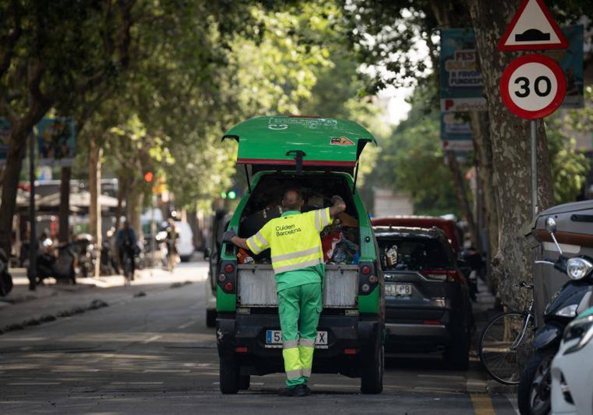 Un operario del servicios de recogida de residuos de la ciudad de Barcelona