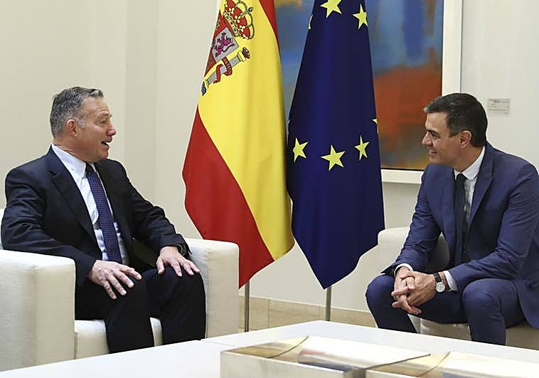 El presidente en funciones, Pedro Sánchez, y el directivo de IFM, Kyle Mangini