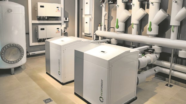 Sala técnica de la fábrica de Ecoforest en Nigrán (Pontevedra) con dos bombas de calor de alta potencia ecoGEO+ HP en hibridación con paneles fotovoltaicos