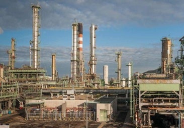 Las petroleras advierten de que el 'impuestazo' pone en riesgo 16.500 millones de euros en inversiones