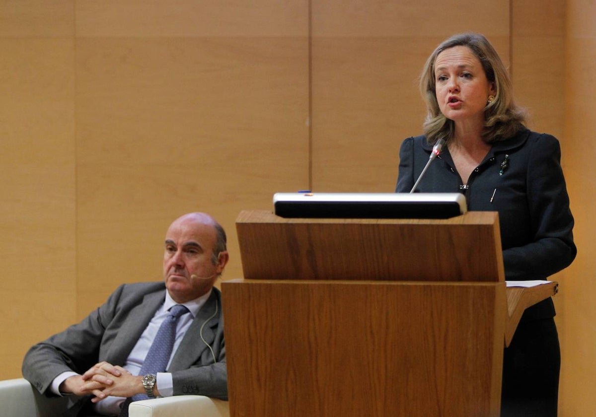 Luis de Guindos, vicepresidente del BCE, y Nadia Calviño, vicepresidenta primera del Gobierno en funciones