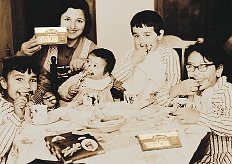 Imagen secundaria 1 - Arriba, una imagen de la primera fábrica de la empresa Valor. Abajo, una foto del archivo familiar en la que aparecen los hermanos López. Al lado, Valeriano López Lloret, el fundador de Chocolates Valor. 