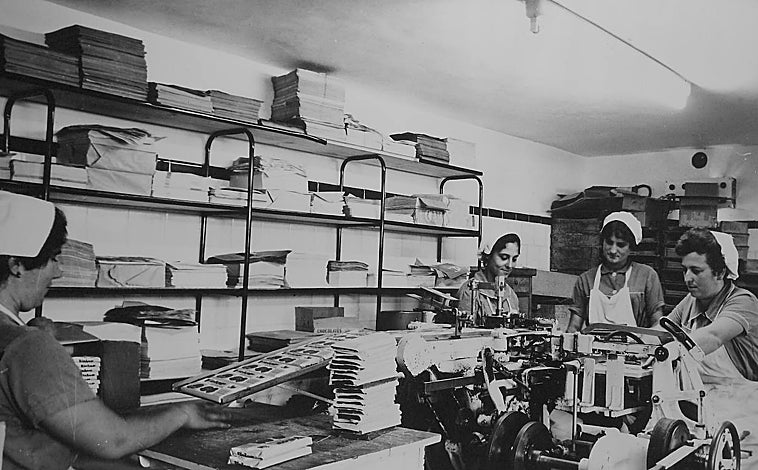 Imagen principal - Arriba, una imagen de la primera fábrica de la empresa Valor. Abajo, una foto del archivo familiar en la que aparecen los hermanos López. Al lado, Valeriano López Lloret, el fundador de Chocolates Valor. 