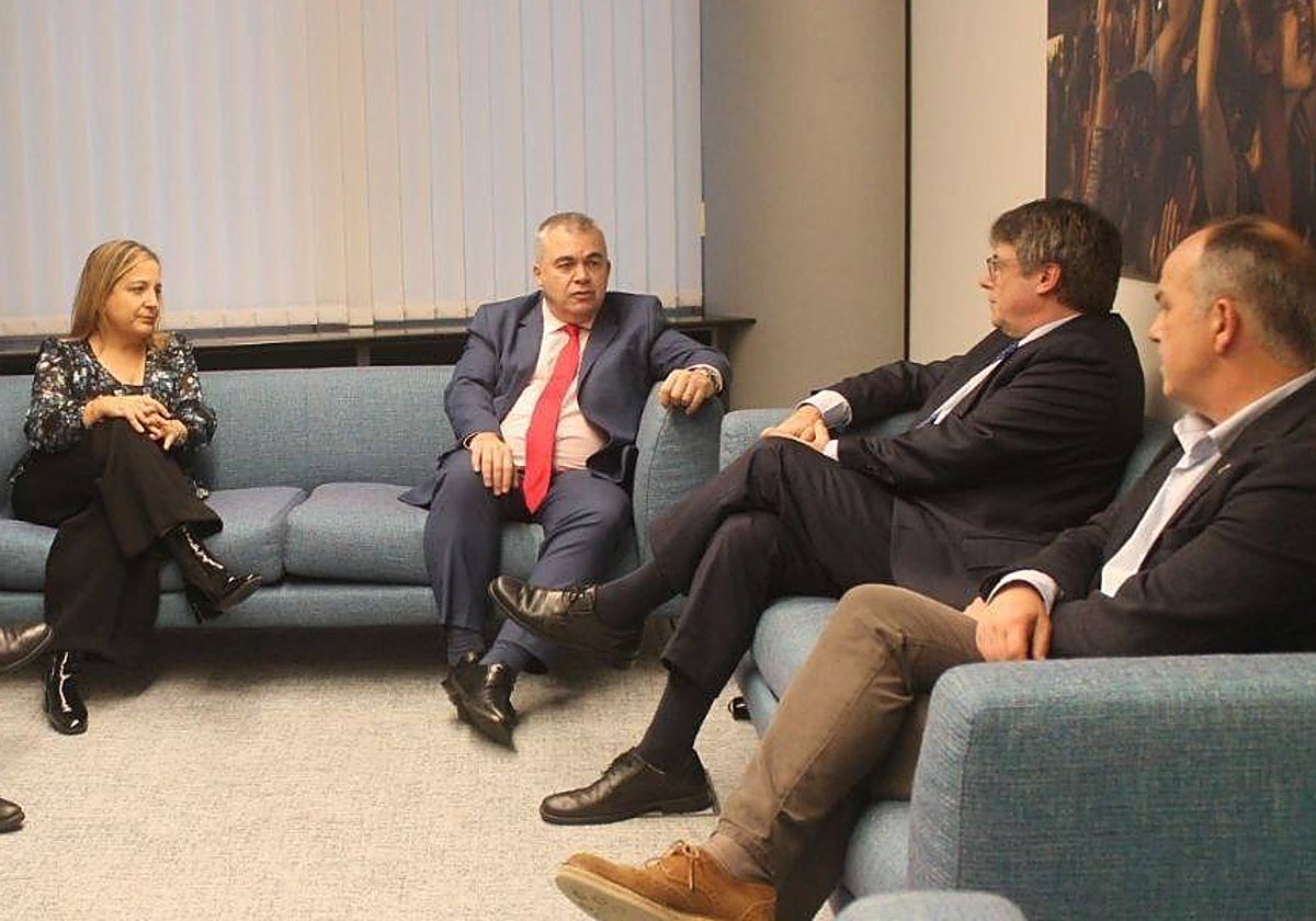 El socialista Santos Cerdán (tercero por la derecha), junto a Carles Puigdemont (segundo por la derecha) en una reunión en Bruselas sobre el pacto PSOE-Junts