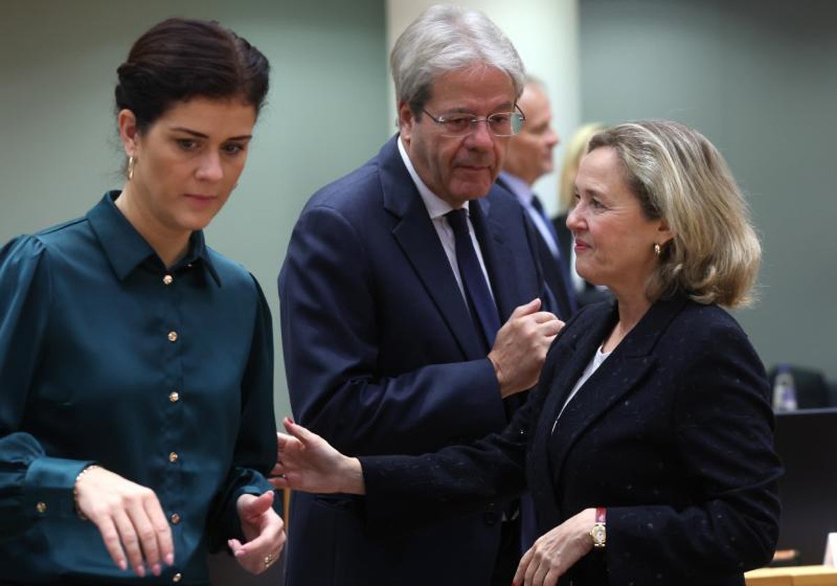 El comisario europeo de Asuntos Economicos, Paolo Gentiloni, junto a la vicepresidenta Nadia Calviño