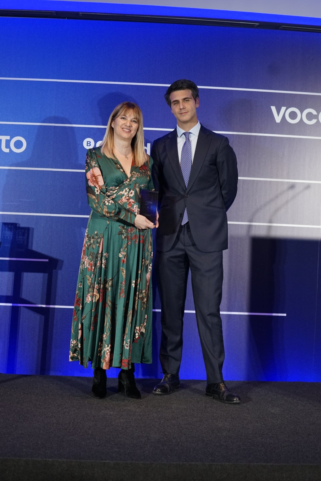 Begoña Barberá, Responsable de Diversidad y Proyectos Sociales de Iberdrola España, recibe el Premio Empresarial Vocento a la Igualdad, Diversidad e Inclusión de manos de Óscar Lara, director de Oficina de Grandes Empresas en Madrid de Banco Sabadell.