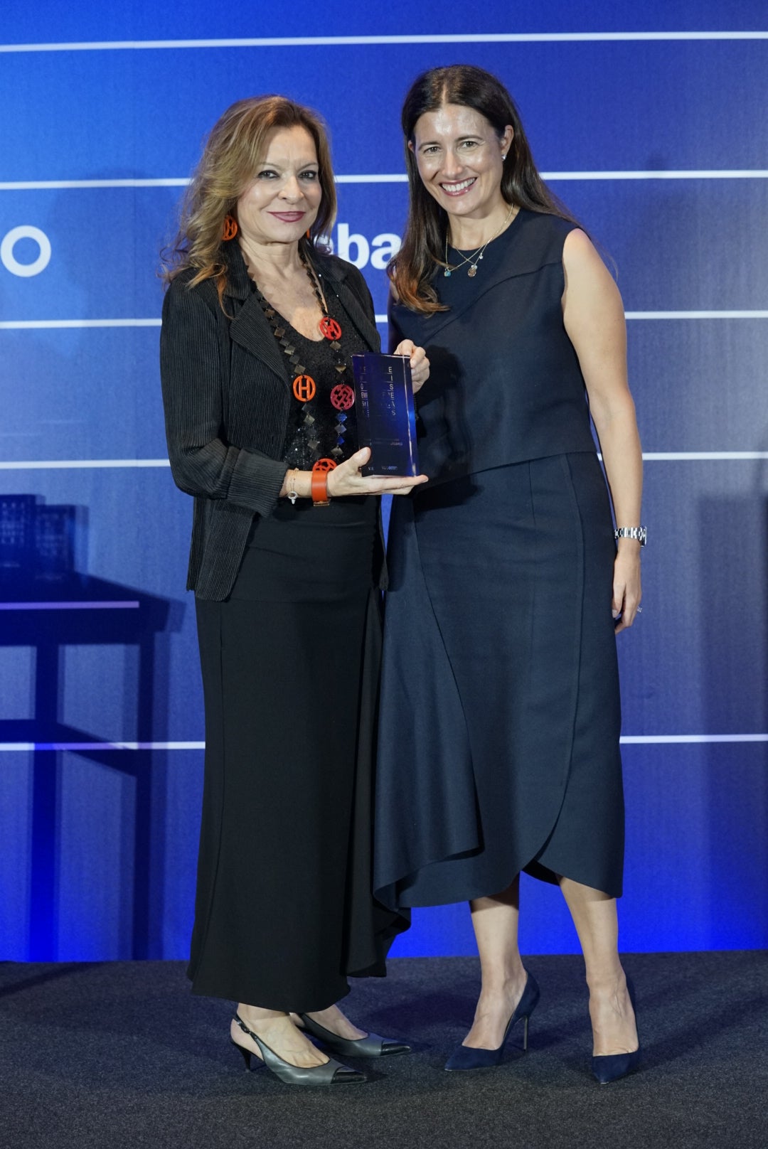 Cristina Forner, Presidenta de Marqués de Cáceres, recoge el Premio Empresarial Vocento a la Expansión Internacional de manos de Samary Fernández, Directora General del Área de Lujo, Estilo de Vida y Revistas de Vocento.