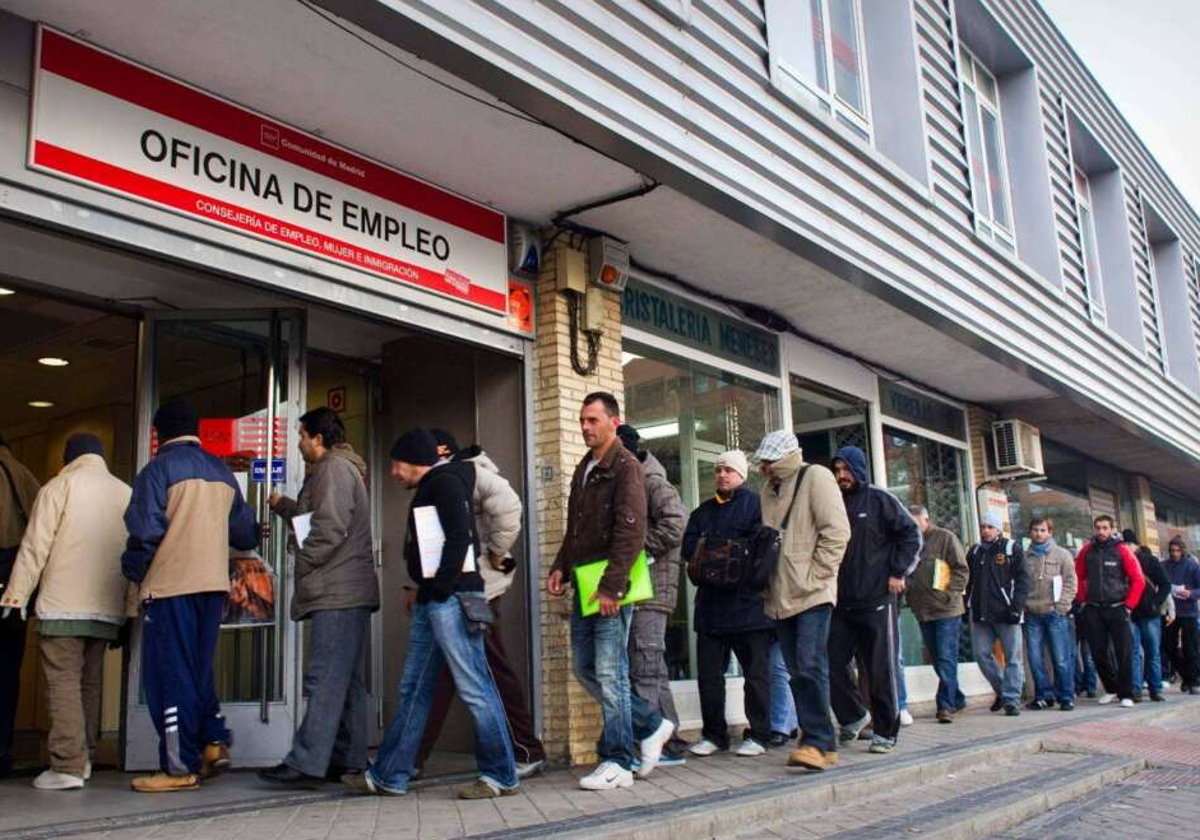 Ciudadanos acuden a la oficina de empleo