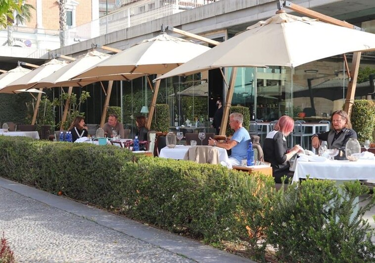 Clientes de un restaurante sentados en una terraza