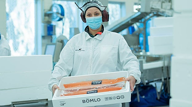 Una de las aplicaciones del aceite pirólitico, resultado del reciclaje químico de plásticos de BASF, es introducirlo en envases para alimentación