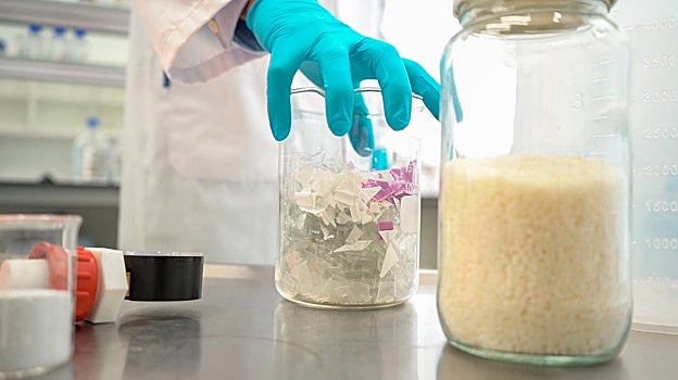 El antes y después de realizar el proceso de solvólisis para reciclar biopolímeros, unos plásticos que provienen de residuos agrícolas, en el laboratorio de Ainia