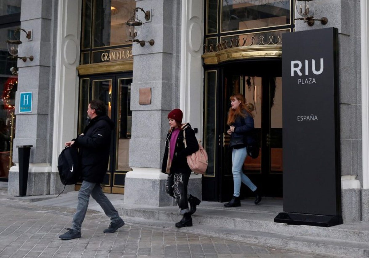 Un grupo de turistas en la puerta del hotel Riu Plaza en la plaza de España en Madrid