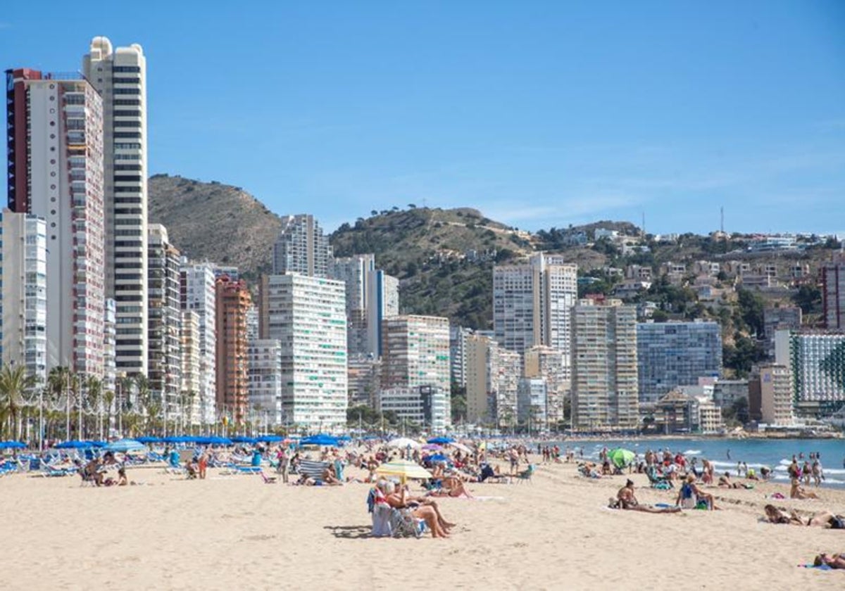 Turistas en una playa de Benidorm