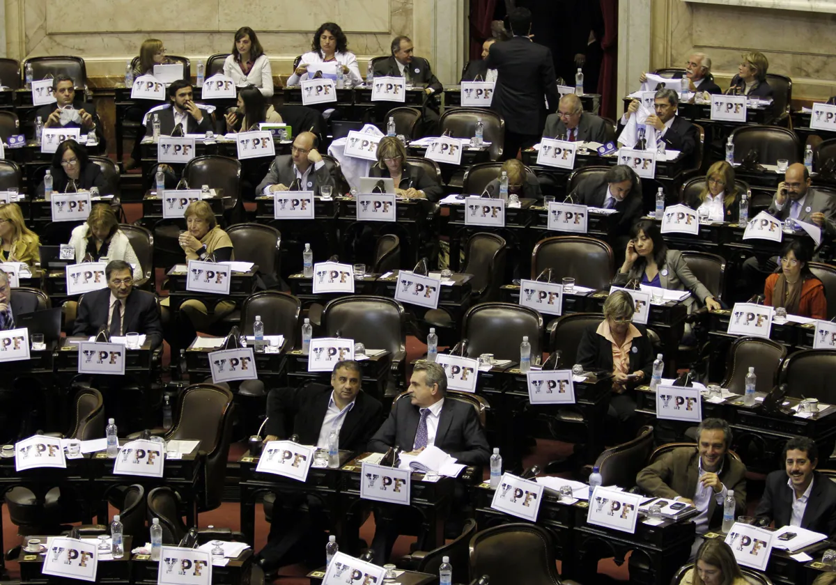 Diputados argentinos en una sesión en el Congreso en 2012 para aprobar ley de expropiación de YPF