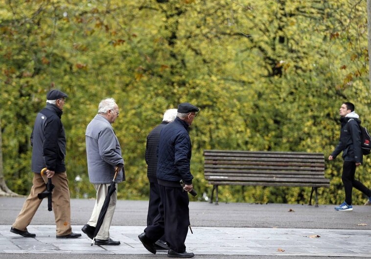 Un grupo de jubilados pasea por un parque en Bilbao
