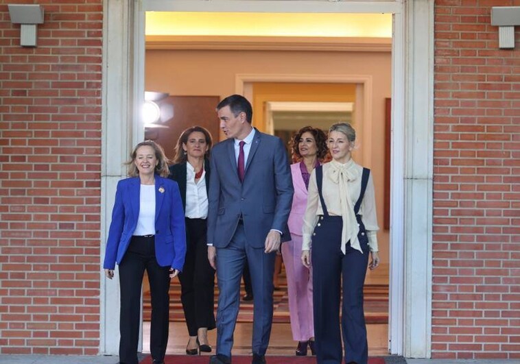 El presidente del Gobierno, Pedro Sánchez, con las cuatro vicepresidentas en La Moncloa