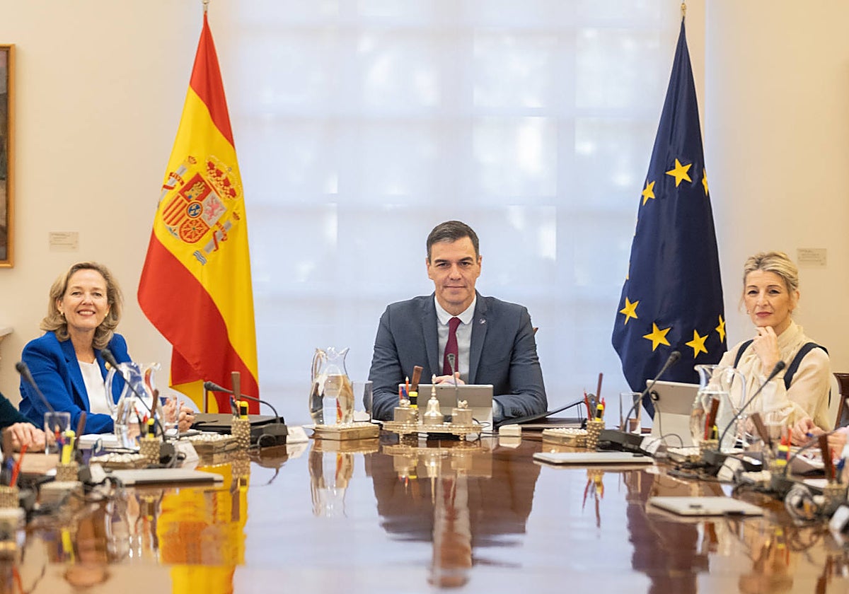 La vicepresidenta primera (izq.), Nadia Calviño; el presidente del Gobierno, Pedro Sánchez; y la vicepresidenta segunda, Yolanda Díaz