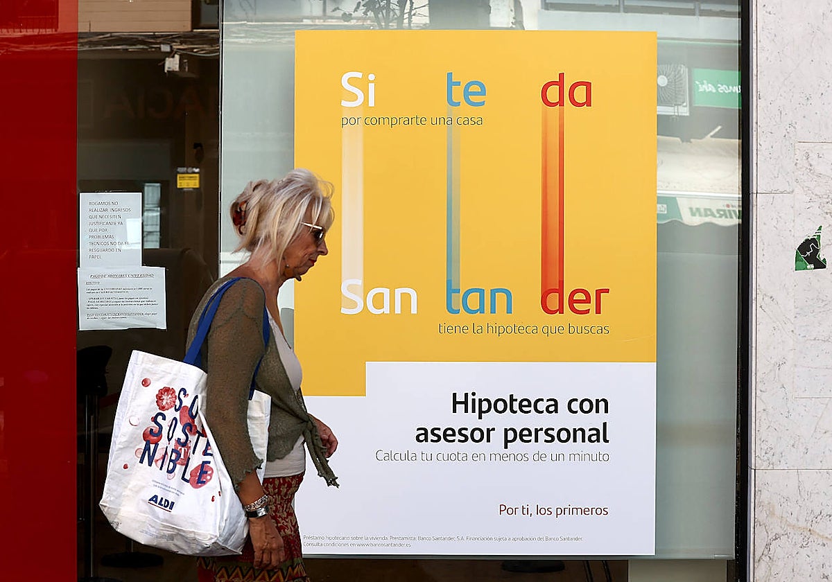 Una oficina de Banco Santander con publicidad sobre hipotecas