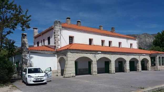 Adif tiene un programa para rescatar estaciones que ya no se utilizan. La de la imagen es de Bustarviejo (Madrid) que servirá para un proyecto cultural