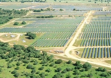 «Sánchez alardea de agenda verde y no paga los arbitrajes por el drástico recorte a las renovables», critica el fondo Blasket