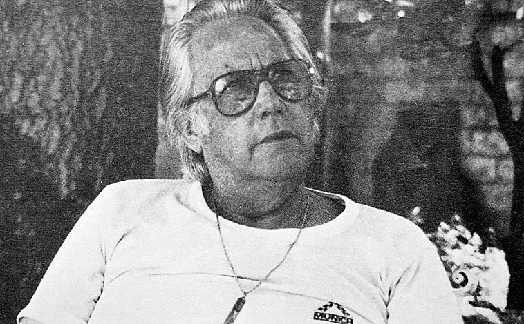 Imagen principal - Arriba, Luis Berneda, fundador de la empresa Munich, fue el primero en hacer botas de fútbol sala en España. Sobre estas líneas, dos imágenes publicitarias de la marca. 