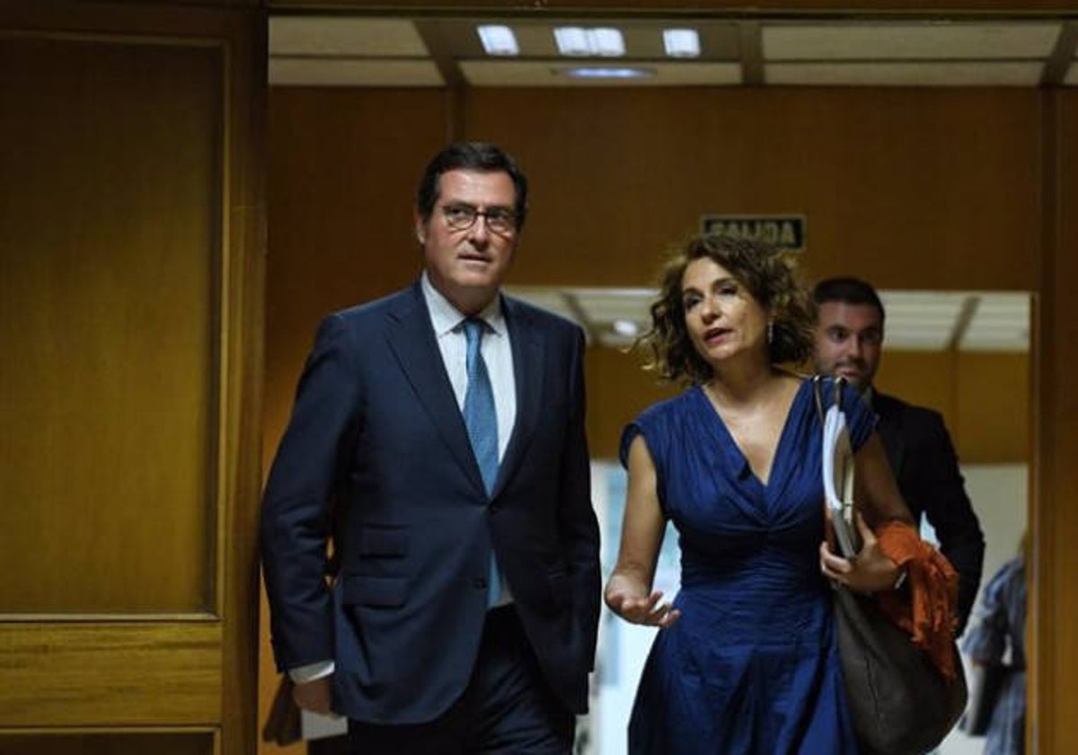 El presidente de CEOE, Antonio Garamendi, junto a la ministra de Hacienda, María Jesús Montero