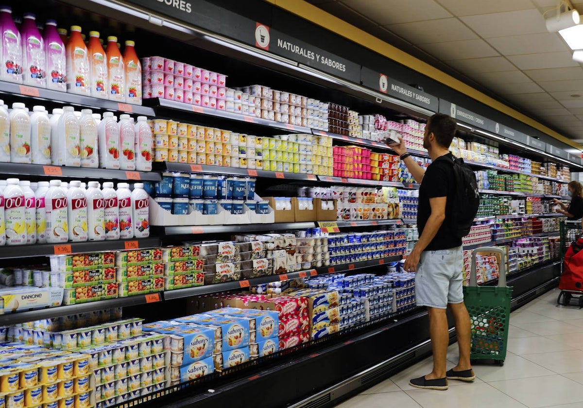 Un joven hace la compra en un supermercado de Madrid