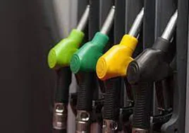 El precio de la gasolina sigue cayendo y se sitúa en niveles de octubre de 2022
