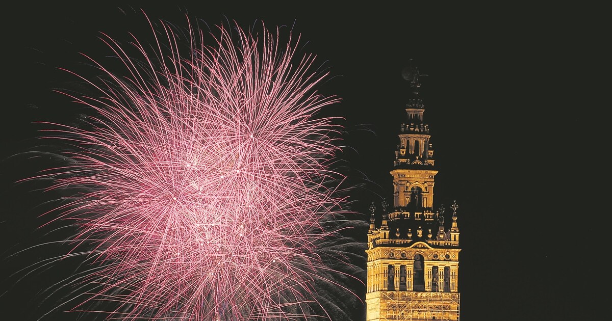 Pirotecnia y fuegos artificiales en el fondo de la ciudad. 3422676