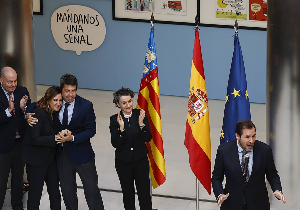 Imagen del ministro de Transportes, Óscar Puente, durante el anuncio realizado este jueves en el Puerto de Valencia