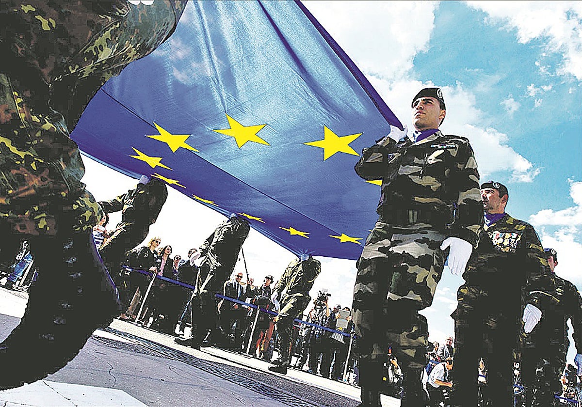 Un grupo de soldados con la bandera de la Unión Europea