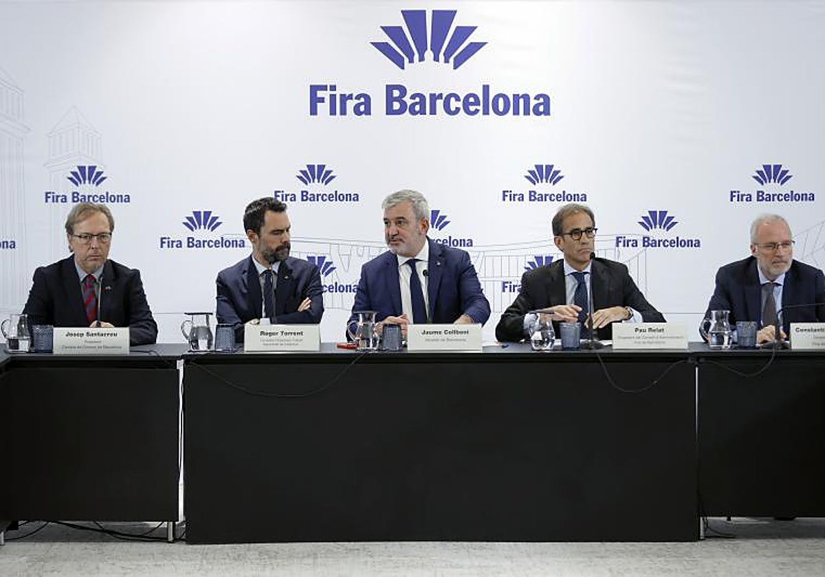 El alcalde Jaume Collboni, con Josep Santacreu, Roger Torrent, Pau Relat y Constantí Serrallonga