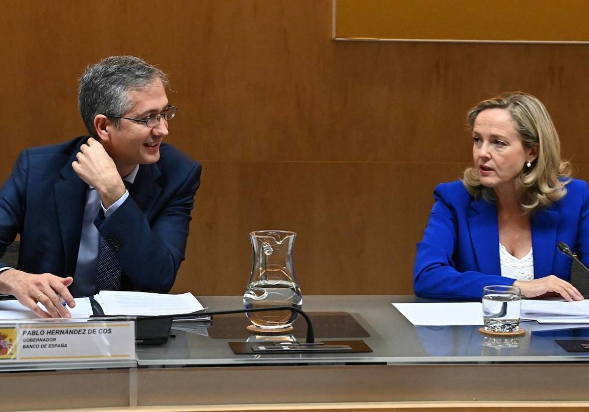 El gobernador del Banco de España, Pablo Hernández de Cos, junto a la vicepresidenta Nadia Calviño