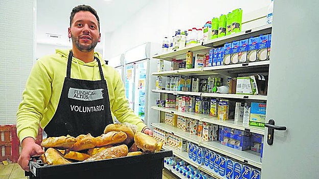 Uno de los voluntarios de Fundación Altius, en una de las instalaciones mejoradas por la compañía